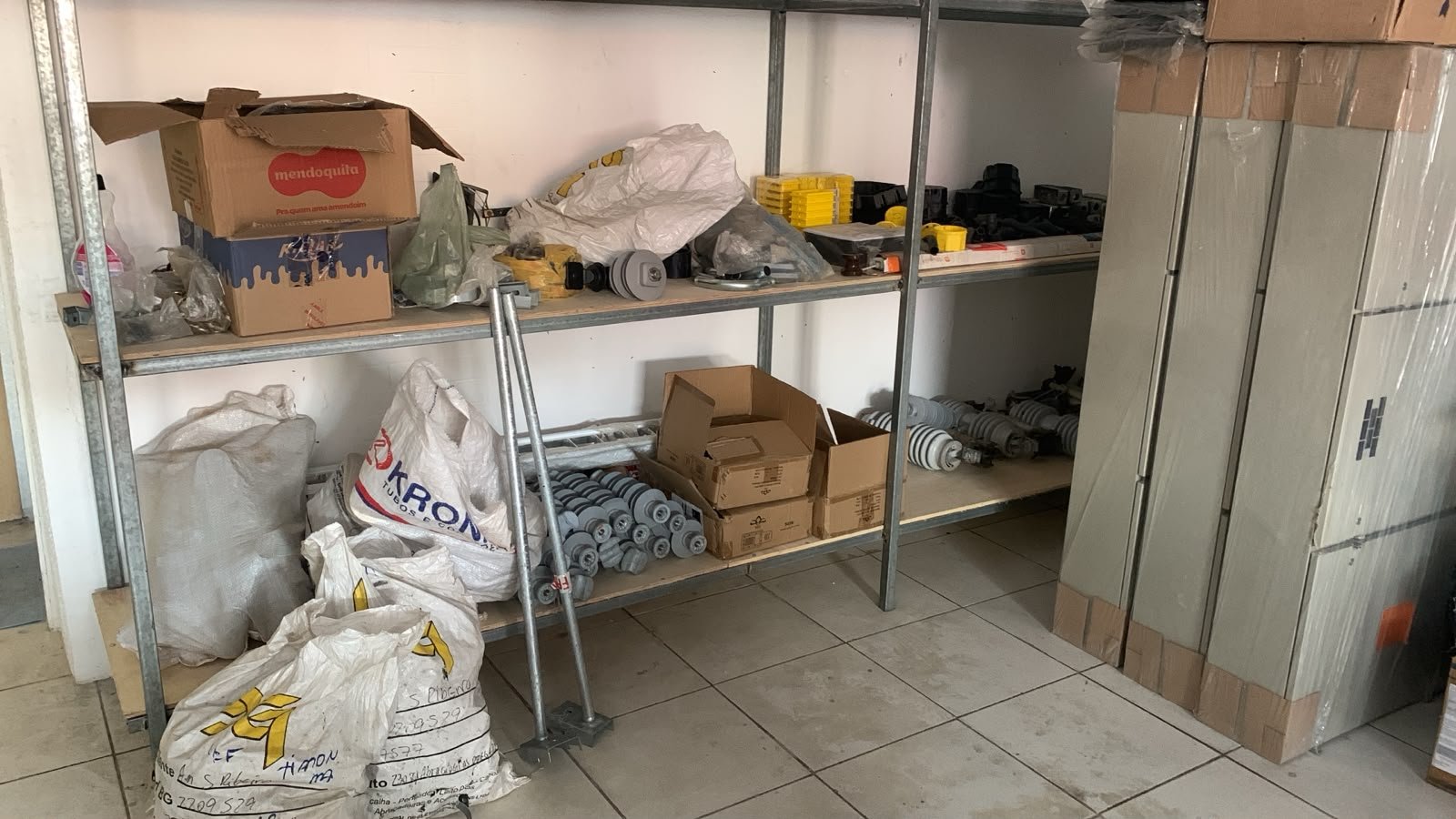 Isoladores poliméricos e para-raios em prateleira